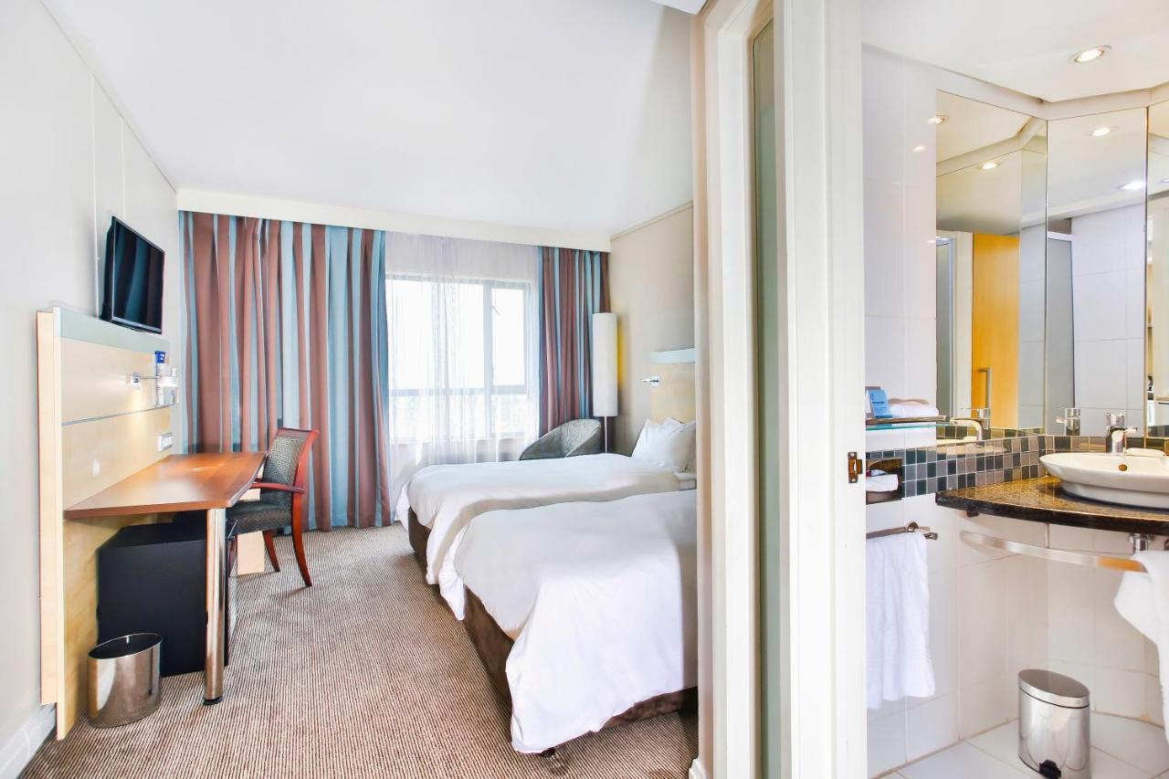 Holiday Inn Express Sandton-Woodmead By Ihg Exterior photo