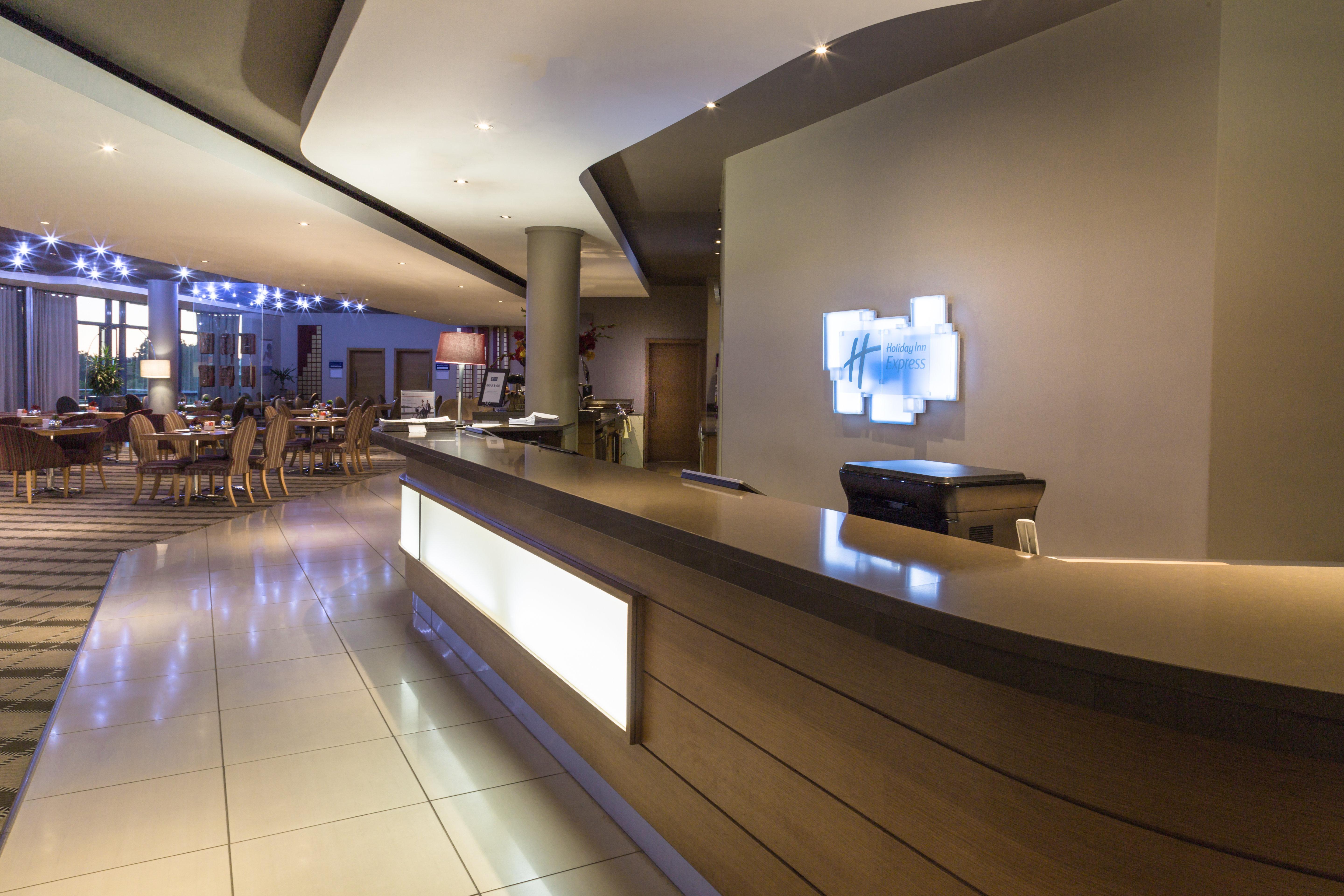 Holiday Inn Express Sandton-Woodmead By Ihg Exterior photo