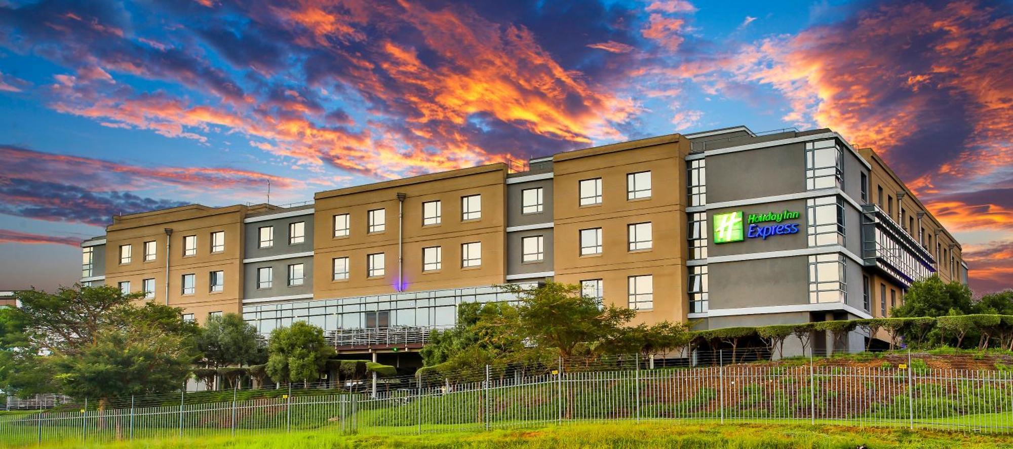 Holiday Inn Express Sandton-Woodmead By Ihg Exterior photo