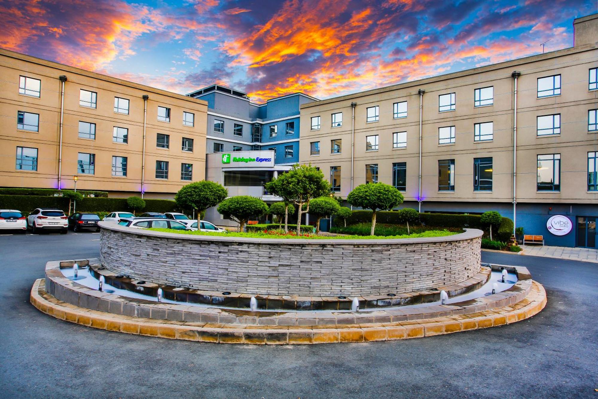 Holiday Inn Express Sandton-Woodmead By Ihg Exterior photo